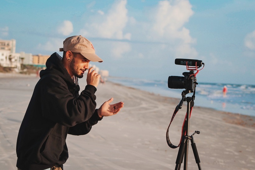 5 videos imprescindibles hombre grabando video en la playa columna unsplash