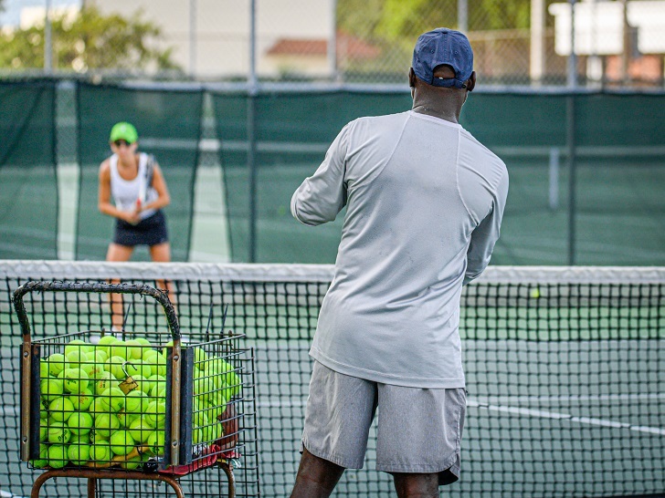 Reportaje CBI Dos personas jugando al tenis al aire libre Columna Unsplash