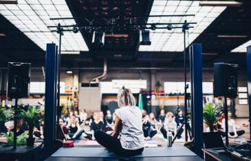 Las charlas toman la clase de yoga Columna Unsplash