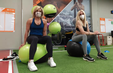 Coronavirus Viva Gym entrenamiento con columna de máscaras