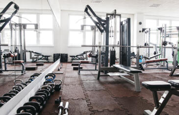Instalaciones gimnasio vacío columna de stock freepik