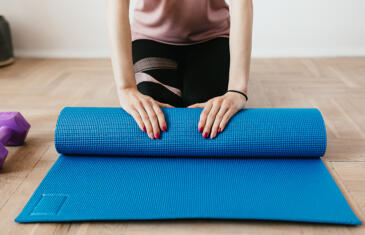 Instalaciones mujer estera de yoga limpia Pexels Columna de stock