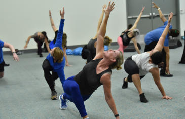 Programación de fitness 19Cv Entrenamiento matutino Columna de yoga