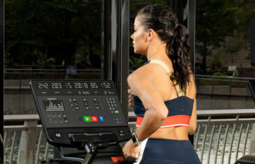 Contenido del proveedor life fitness woman exercising treadmill limited use column