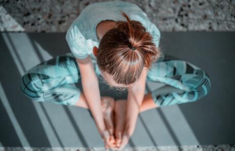 JWB informe mujer yoga unsplash columna