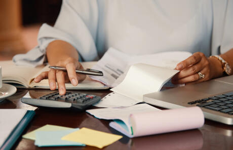 Estrategia y finanzas mujer calculando el presupuesto Columna de acciones Freepik