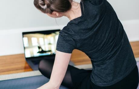 Habla lleva a casa entrenamiento mujer yoga pexels columna