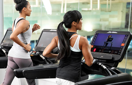 Tecnología Life Fitness ejercitador en la columna de la cinta de correr