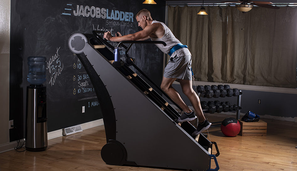 Hombre de programación de fitness usando la escalera jacobs columna de uso limitado
