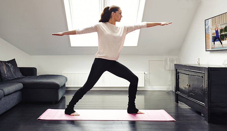 Estrategia y finanzas soluciones de bienestar columna de ejercicios de yoga en interiores