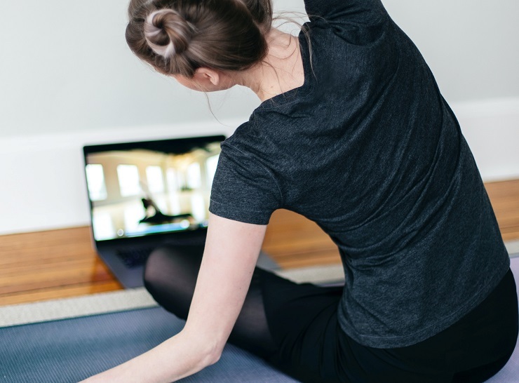 Habla lleva a casa entrenamiento mujer yoga pexels columna
