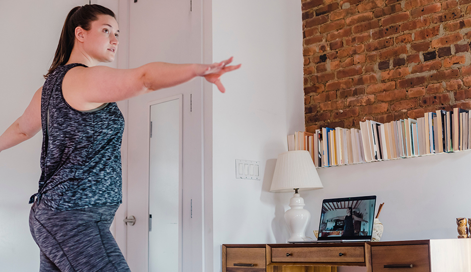 Tecnología abc fitness mujer casa yoga virtual stock columna