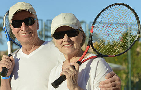 Bienestar Personas mayores jugando al tenis